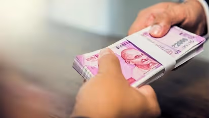 Loan : இளைஞர்களுக்கு வட்டி இல்லாமல் 3 லட்சம் வரை கடன்.. எங்கு? எப்படி? முழு விபரம் இதோ !!