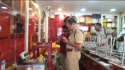 3 മണിക്കൂറിനിടെ 3 ജ്വല്ലറി അടക്കം 5 സ്ഥാപനങ്ങള്‍, മുഖം മറച്ച് കമ്പിപ്പാരയുമായി വന്ന കള്ളനെ തേടി പൊലീസ്