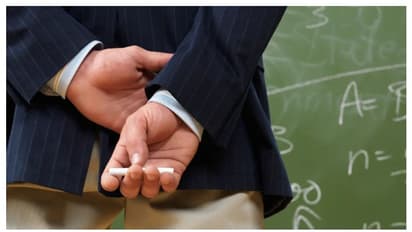 ഉത്തരം പറഞ്ഞില്ല, പ്രകോപിതനായി ചൂരൽ വടി കൊണ്ട് മൂന്നാം ക്ലാസുകാരിയെ അടിച്ചു; അധ്യാപകനെതിരെ കേസ്