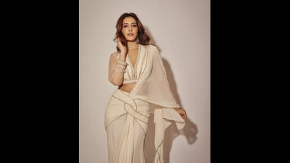 ట్రెడిషనల్ లుక్ లో రాశీ ఖన్నా మెరుపులు.. కొంటె ఫోజులతో మంత్రముగ్ధులను చేస్తున్న యంగ్ బ్యూటీ..