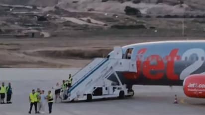 യുവാവ് വൻശല്യമുണ്ടാക്കി, പൈലറ്റ് വിമാനം മറ്റൊരു ദ്വീപിലിറക്കി, യാത്രക്കാർ വൈകിയത് 27 മണിക്കൂർ