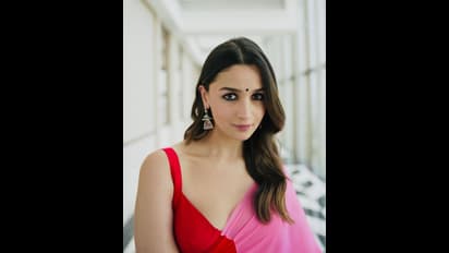 ‘ఆర్ఆర్ఆర్’ హీరోయిన్ చీర అదిరిపోయింది.. చీరకట్టు ఇంకా అదిరింది.. అలియా భట్ బ్యూటీఫుల్ లుక్