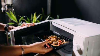 மைக்ரோவேவ் Vs வழக்கமான சமையல்: எது ஆரோக்கியமானது?