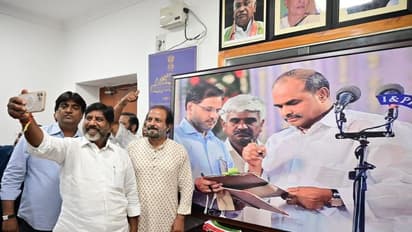 ఉచిత విద్యుత్ మా పేటెంట్ : కాంగ్రెస్ ఏం ఇచ్చిందా.. వైఎస్ సంతకం పెడుతున్న ఫోటోతో భట్టి సెల్ఫీ