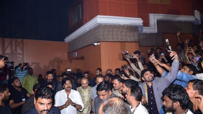 పవన్‌ కళ్యాణ్‌ గ్రాండ్‌ ఎంట్రీ.. హోరెత్తిపోయిన శిల్పకళా వేదిక.. Photos 