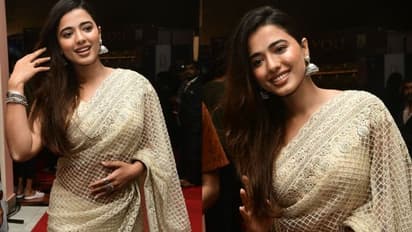 చీరకట్టులో మెరిసిన కేతిక శర్మ.. బ్రో ప్రీరిలీజ్ ఈవెంట్  లో పద్దతిగాకనిపించిన  హాట్ బ్యూటీ