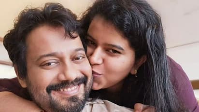 'ചെന്നൈയിലേക്ക്', ഭാര്യയുടെ സ്‍നേഹ ചുംബനത്തിന്റെ ഫോട്ടോ പങ്കുവെച്ച് ബാല