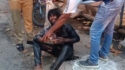 முதல்வன் பட பாணியில் சாக்கடையில் விழுந்து ஓட்டம்; இளைஞரை குளிக்க வைத்து அழைத்துச் சென்ற காவலர்கள்