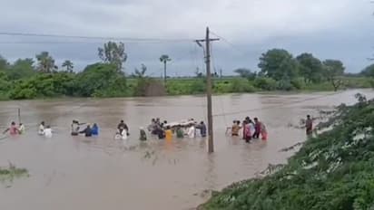 సిద్దిపేటలో ఇదీ పరిస్థితి... వరదనీటితో ఉప్పొంగుతున్న వాగులో శవయాత్ర (వీడియో)