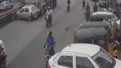  హైద్రాబాద్‌లో టైర్ బ్లాస్ట్‌తో  అదుపు తప్పి  లారీని ఢీకొన్న కారు: గాయాలు