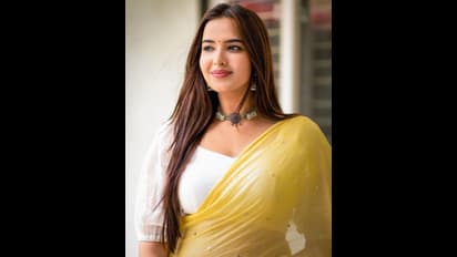 భారీ పరువాలతో మైకం తెప్పిస్తున్న పూజిత.. చీరకట్టులో రంగస్థలం బ్యూటీ జోరుకి షేక్ అవుతున్న ఇంటర్నెట్ 