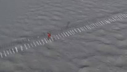 ലോകത്തിലെ തന്നെ അപകടകാരിയായ തൂക്കുപാലത്തിലൂടെ നടക്കുന്ന മനുഷ്യൻ, ഭയപ്പെടുത്തുന്ന വീഡിയോ