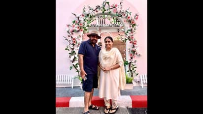 ஹீரோயினை போல் இருக்கும் மகளுடன்... மாடர்ன் ட்ரெஸில் கலக்கும் சரண்யா பொன்வண்ணன்! வைரல் போட்டோஸ்!