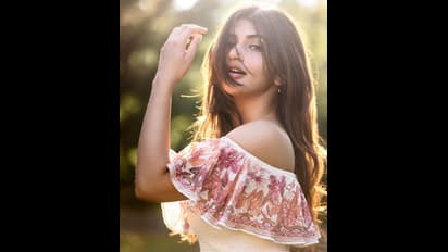 స్లీవ్ లెస్ గౌనులో హీరోయిన్  శ్రీలీల ఫోజులు,  కన్నడ భామ క్రేజ్ అంతా ఇంతా కాదు మరి.. 