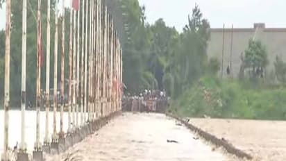 పెనుగంచిప్రోలు  బ్రిడ్జిపై నుండి మున్నేరు వరద: తెలంగాణ, ఏపీకి రాకపోకల నిలిపివేత