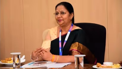 Pratiksha swept the floors of a bank and now she works as an officer there