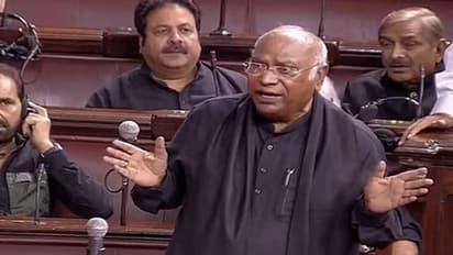 இங்க பேச மாட்டாரு; ஆனா அங்க பேசுவாரு: மோடியை விளாசிய கார்கே!