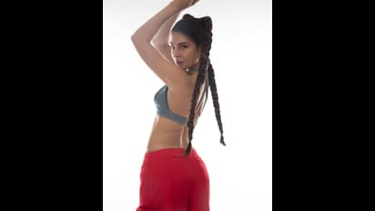 ఇవేం భంగిమలు బాబోయ్..మెంటలెక్కించేలా జాక్వెలిన్ నాటీ ఫోజులు, కుర్రాళ్లకి ఫుల్ కిక్కు  