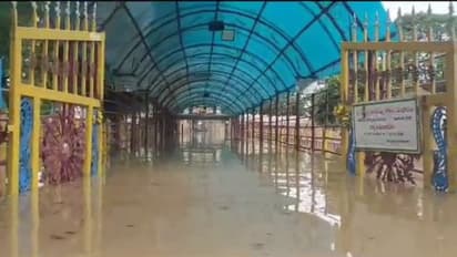 జలదిగ్భంధంలో మేడారం .. నీట మునిగిన సమ్మక్క-సారలమ్మ ఆలయం, అడుగుల మేర వరద నీరు