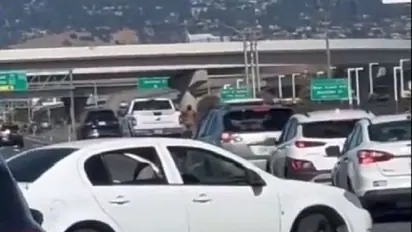 ಹೆದ್ದಾರಿಯಲ್ಲಿ ಸಿಕ್ಕ ಸಿಕ್ಕ ಕಾರುಗಳ ಮೇಲೆ ಶೂಟ್ ಮಾಡಿದ ಬೆತ್ತಲೆ ಮಹಿಳೆ: ವಿಡಿಯೋ ವೈರಲ್