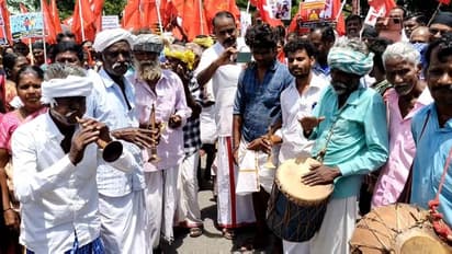 மணிப்பூர் கலவரத்தை கண்டித்து கோவையில் பழங்குடியின மக்கள் பாரம்பரிய இசைக்கருவிகளை இசைத்து கண்டனம்