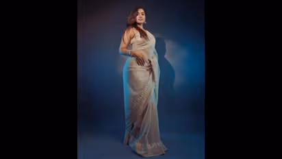 చీరకట్టిన ‘బ్రో’ బ్యూటీ..  శారీలోనూ కేతికా శర్మ కిర్రాక్ ఫోజులు.. ఏమాత్రం తగ్గట్లేదుగా..