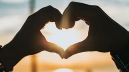 நீண்ட காலம் காதல் செய்தால், அதிக காலம் வாழலாமா? - அது உண்மையா? - ஆய்வுகள் சொல்வது என்ன?