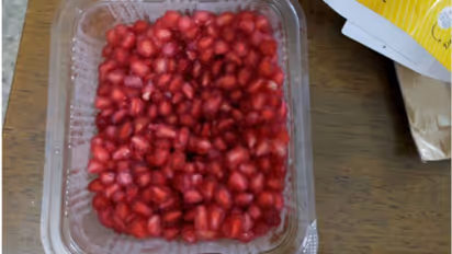 ഓൺലൈനായി ഓർഡർ ചെയ്ത മാതളത്തിന് നെയിൽ പോളിഷിന്റെ രുചി; പോസ്റ്റ് വൈറല്