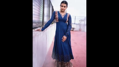 ట్రెడిషనల్ వేర్ లో హేబా పటేల్ బ్యూటీఫుల్ లుక్.. కుమారి మత్తు చూపులకు మైమరపే.. 