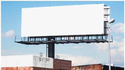 കനത്ത മഴയും കാറ്റും, അപകടഭീഷണി ഉയർത്തി കൂറ്റൻ പരസ്യ ബോർഡുകൾ; ഉടൻ നീക്കം ചെയ്യണമെന്ന് മനുഷ്യാവകാശ കമ്മീഷൻ