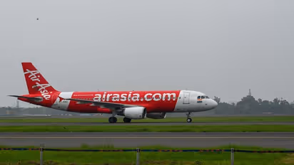 గవర్నర్‌ను వదిలేసి టేకాఫ్ అయిన విమానం.. వివాదంలో ఎయిరేసియా, చివరికి క్షమాపణలు