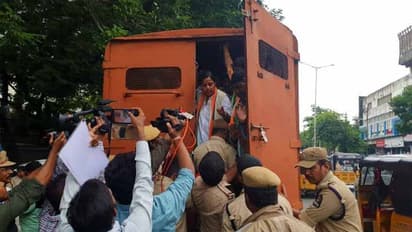 వరద బాధితులను ఆదుకోవాలని జీహెచ్ఎంసీ ముందు కాంగ్రెస్ ధర్నా: అరెస్ట్, ఉద్రిక్తత