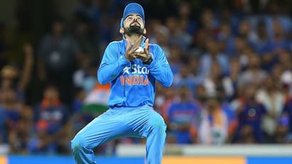 కోహ్లీ ని అలా చూసి ఫ్యాన్స్ రియాక్షన్ ఇదే..!