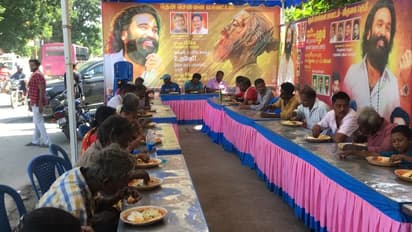 தனுஷ் பிறந்தநாளை முன்னிட்டு பிரமாண்ட முறையில் அன்னதானம் வழங்கிய ரசிகர்கள்! 