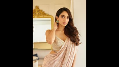 చీరకట్టులో శోభిత ధూళిపాళ అందాల జాతర, జారిపోతున్న పైటలో యవ్వనాల విందు చేస్తున్న బ్యూటీ..