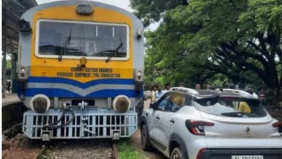 'മികച്ച പാർക്കിംഗ്'; തീവണ്ടിയോട്ടം തടസ്സപ്പെടുത്തി പാളത്തോടുചേർന്ന് കാർ നിർത്തിയിട്ടു, പിഴ ചുമത്തി പൊലീസ്