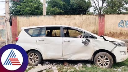 ವಿದ್ಯುತ್ ಕಂಬಕ್ಕೆ ಕಾರು ಡಿಕ್ಕಿ- ವಿದ್ಯುತ್ ಸ್ಪರ್ಶದಿಂದ ಇಬ್ಬರು ಸಾವು, ನಾಲ್ವರಿಗೆ ಗಾಯ