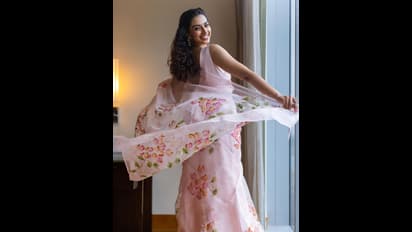 పలచని చీరలో హొయలు పోతున్న మహేష్ హీరోయిన్.. స్లీవ్ లెస్ బ్లౌజ్ లో చిరునవ్వుతో బ్యూటిఫుల్ లుక్స్ 