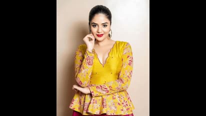 Sreemukhi: సాలిడ్ పరువాలతో శ్రీముఖి టెంప్టింగ్ లుక్స్... ఫ్రంట్ అండ్ బ్యాక్ చూపిస్తూ 360 కోణంలో!