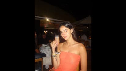 చాలీ చాలని పొట్టి డ్రెస్ లో అనన్య పాండే అరాచకం, వంగి వంగి వయ్యారాలు వడ్డిస్తున్న బ్యూటీ.. 