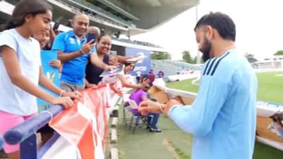 விராட் கோலிக்கு பிரேஸ்லெட் பரிசாக அளித்த ரசிகை: வைரலாகும் வீடியோ!