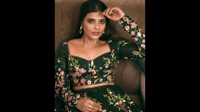 చున్నీ తీసేసి టాప్ గ్లామర్ తో మెస్మరైజ్ చేస్తున్న ఐశ్వర్య రాజేశ్.. ఆ మత్తు కళ్లలోకి చూస్తే అంతే..