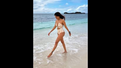 చైతూ మూవీతో ఎంట్రీ ఇచ్చిన తెలుగు బ్యూటీ ఇంత బోల్డ్ గా మారిపోయిందేంటి.. స్విమ్ సూట్ లో తెగించిందిగా 