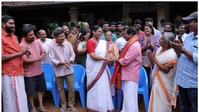 "ഒരു ജാതി ജാതകം " സെറ്റ് സന്ദര്ശിച്ച് കെകെ ശൈലജ ടീച്ചര്; പി പി കുഞ്ഞികൃഷ്ണനെ പൊന്നാട അണിയിച്ച് ആദരിച്ചു