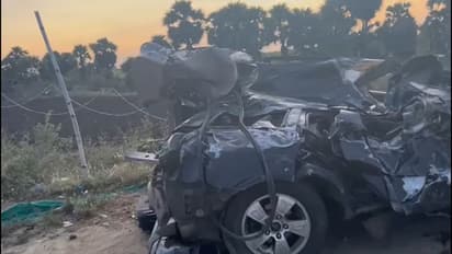 தடுப்பு சுவற்றை தாண்டி பறந்து சென்ற கார்; ஒரே குடும்பத்தை சேர்ந்த 3 பேர் உள்பட 4 பேர் பலி