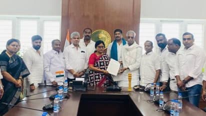 వారికి రూ. 10 వేల ఆర్థిక సాయం ఇవ్వాలి.. కేసీఆర్ రుణమాఫీని మర్చిపోయారు: సీఎస్‌ను కలిసిన కాంగ్రెస్ బృందం