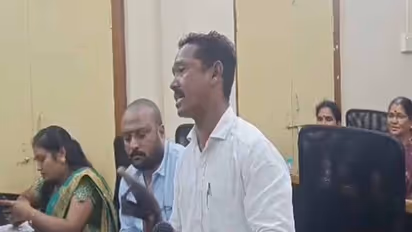 నర్సీపట్నం మున్సిపల్ కౌన్సిల్ సమావేశంలో గందరగోళం: చెప్పుతో కొట్టుకున్న టీడీపీ కౌన్సిలర్