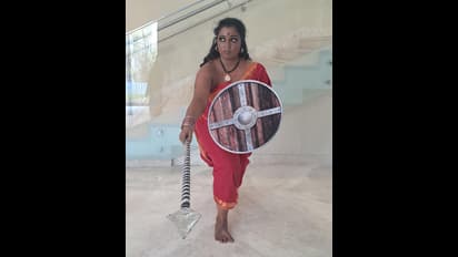 வீரமங்கை வேலுநாச்சியாராக மாறிய எதிர்நீச்சல் ஜான்சி ராணி! கையில் அம்பு - கேடயம் வைத்து மிரட்டல் போஸ்!