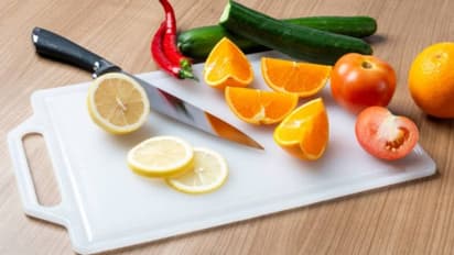 சமையலறையில் பிளாஸ்டிக் வெட்டும் பலகை பயன்படுத்துகிறீர்களா? அப்போ கவனமாக இருங்க..!!