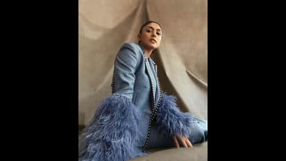 మృణాల్ ఠాకూర్ స్టైలిష్ లుక్.. స్టన్నింగ్ అవుట్ ఫిట్ లో క్రేజీ హీరోయిన్ మత్తెక్కించే ఫోజులు.. 